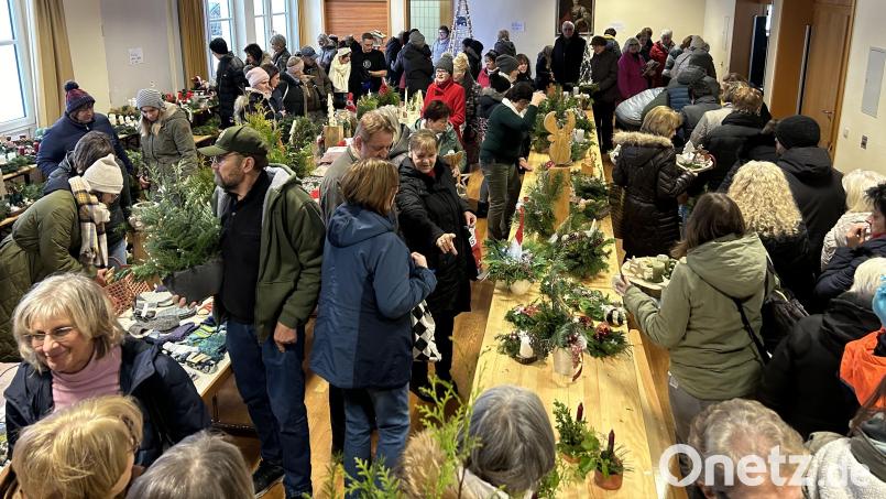 Beim Adventsbasar der KAB Immenreuth drängten sich auch heuer wieder die Besucher. Bild: mez