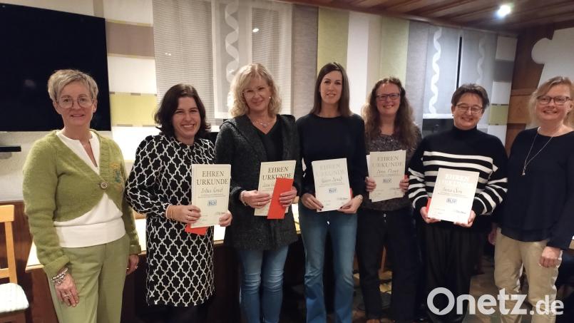 Der BLLV-Kreisverband Sulzbach-Rosenberg zeichnet langjährige Mitglieder aus (von links): Dritte Bezirksvorsitzende Michaela Bergmann, Andrea Konrad (30 Jahre), Ulrike Eichenmüller (30 Jahre), Kerstin Arnold (25 Jahre), Sonja Messer (25 Jahre), Bianca Deml (25 Jahre) und Kreisvorsitzende Stefanie Löffler. Bild: Martin Sekura/exb