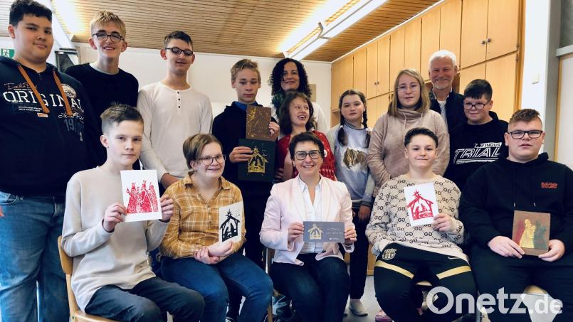 Von der Schulbank ins Parlament: Die Schüler der Klasse 8a überreichten mit Schulleiter Michael Schuierer und Konrektorin Nadine Heldrich die 600 in Auftrag gegebenen Weihnachtskarten an Bundestagsabgeordnete Susanne Hierl. Bild: Mariella Kramer/exb