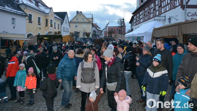 Schon vor Einbruch der Dunkelheit drängten Menschenmassen durch den Bad Neualbenreuther Ortskern. Bild: jr