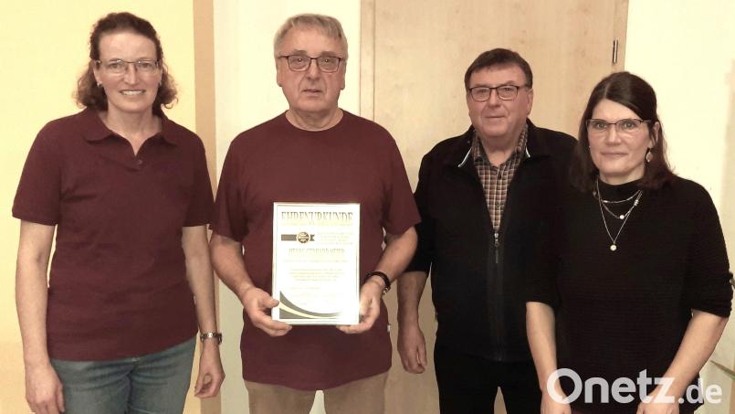 Gerhard Meier (mit Urkunde) führt seit 30 Jahren den Stopselclub Aschach. Ihm gratulieren (von links): Schriftführerin Petra Grädl und stellvertretender Josef Schäffer sowie Kassenverwalterin Gabi Rembold (rechts). Bild: sche