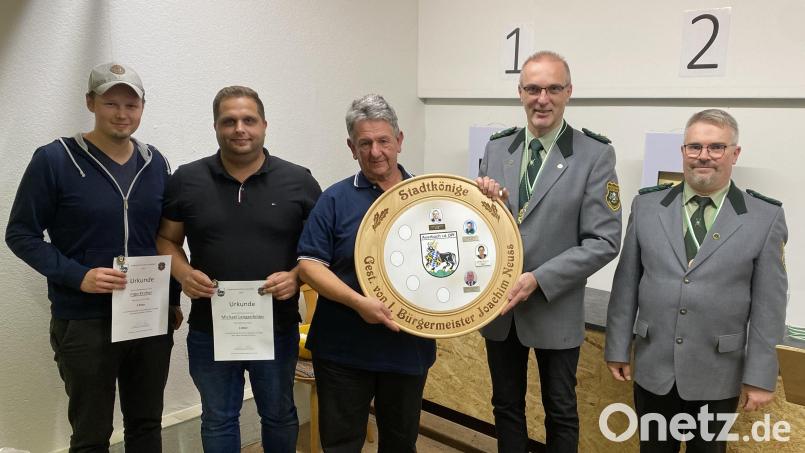 Der neue Schützenkönig in Auerbach, Bernhard Gradl (Mitte), bekommt von Schützenmeister Michael Brütting die Siegerscheibe überreicht. Bild: jma