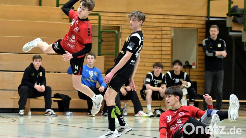 Niklas Weid ( links) vom HC Sulzbach kann sich in dieser Szene am Kreis durchsetzen und einen Treffer für seine Mannschaft erzielen. Bild: Hubert Ziegler