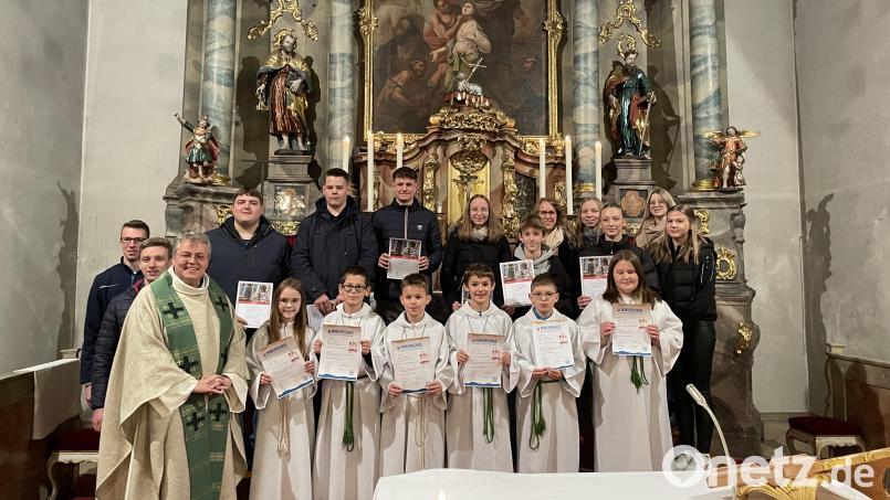 Pater Adrian Kugler (links) und die Oberministranten bedauern den Abschied langjähriger Messdiener und freuen sich umso mehr über die sechs „Neuzugänge“. Bild: wmi
