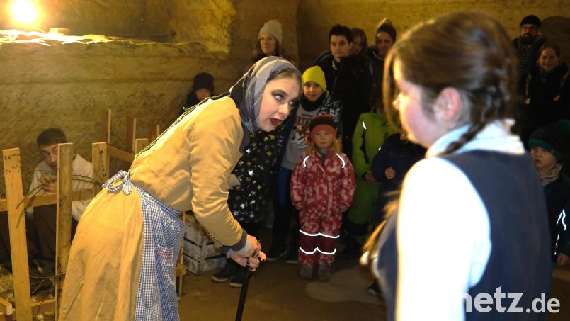 Die Hexe hat Hänsel eingesperrt (links) und Gretel (rechts) zur Arbeit verpflichtet. Am Ende erwartet die Zuschauer des Szenenspiels eine Überraschung. Bild: Hirsch