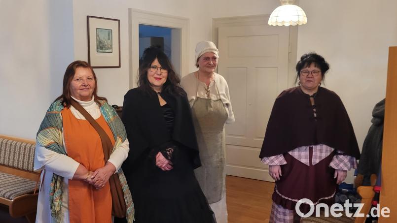 Vroni Krauß, Pauline Bäumler, Anna Müller-Rösch und Liane Preininger (von links) brachten den Senioren Episoden der Stadtgeschichte näher Bild: Leben plus Kemnath/exb