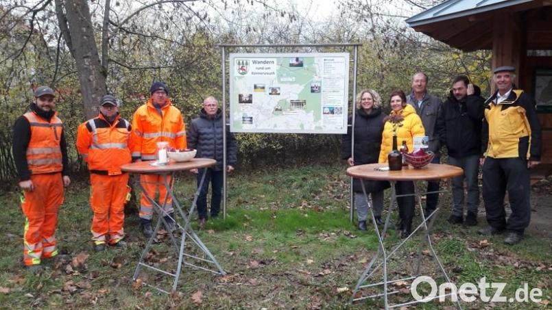Auf dem Wanderparkplatz am Konnsberg in Konnersreuth wurde der neue Rundwanderweg zur Kappl vorgestellt. Mit dabei waren unter anderem Beschäftigte des Gemeindebauhofs und der Tourist-Info, Bürgermeister Max Bindl (Vierter von links), Markus Frank von der Ikom Stiftland (Zweiter von rechts) und Wegepate Josef Kunz (rechts). Bild: Tourist-Info Konnersreuth/exb