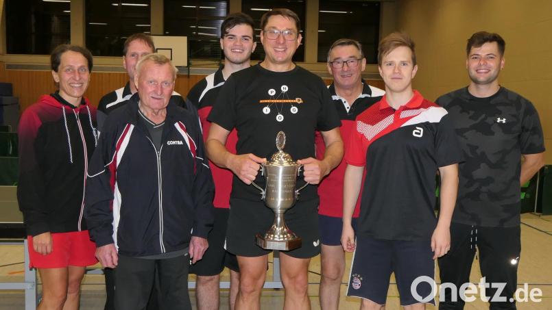 Die Teilnehmer mit den Bestplatzierten der Tischtennis-Vereinsmeisterschaft: Michael Eckl mit Pokal, Nico Troglauer (links dahinter) und Michael Hösl (rechts dahinter). Bild: Michael Hösl/exb
