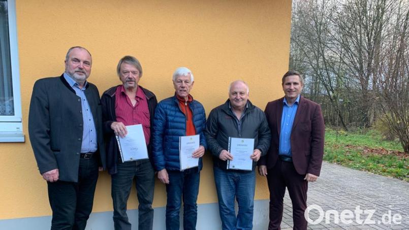Vorsitzender Reinhold Gietl (von links) zeichnet Robert Uhr und Oswald Schedl für 40 Jahre Mitgliedschaft, Manfred Bauriedl für 25 Jahre aus. Bürgermeister Marcus Gradl freut sich über die Aktivitäten der Imker. Bild: Imkerverein Eschenbach