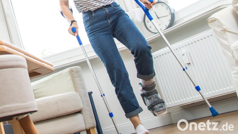 Wer krankgeschrieben ist, muss nicht zwangsläufig auch das Bett hüten oder in den eigenen vier Wänden bleiben. Bild: Christin Klose/dpa