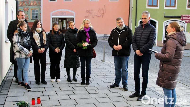 Die Schülersprecherinnen der Naabtal-Realschule Nabburg besuchen die Stolpersteine in Nabburg. Bild: Naabtal Realschule/exb