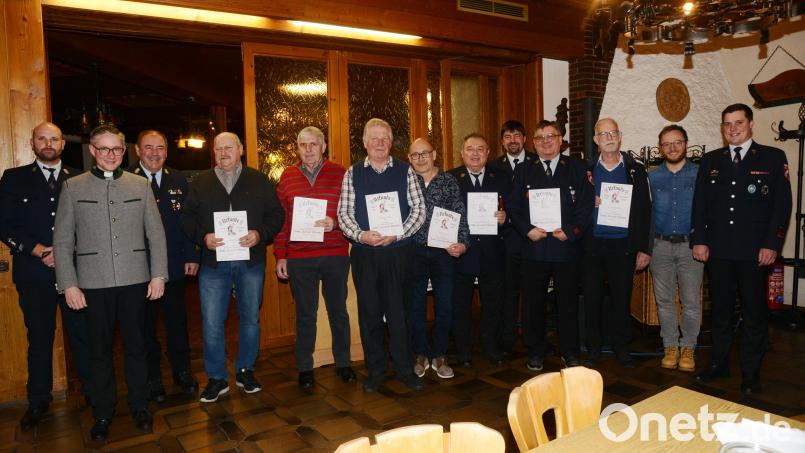 Vorsitzender Hans Rewitzer, Stellvertreter Matthias Gallitzendörferf, Stadtpfarrer Adam Karoclzak (links), Kommandant Sven Riedel und Christoph Müllhofer als Vertreter der Stadt (von rechts) sind stolz auf die langjährigen Mitglieder. Bild: bey