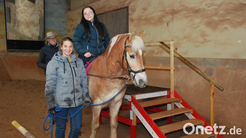 Paula Eimer (auf Amaro) und ihre Eltern präsentieren stolz die Montessori-Abschlussarbeit, die Aufstiegshilfe auf ein Pferd für Menschen mit Beeinträchtigung. Bild: gsp