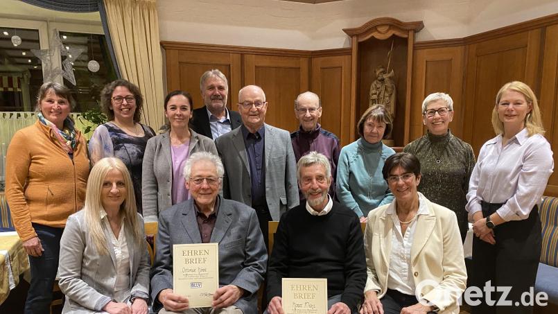 Ehrungen standen im Mittelpunkt einer BLLV-Kreisversammlung. Vorne von links Vorsitzende Sabine Graser, Ottomar Höfer, Horst Michl und Ursula Schroll. Hinten von links Ulrike Remold, Simone Wolff-Köstler, Kerstin Münchmeier, Wilhelm Trisl, Josef Daubenmerkl, Arthur Ascherl, Monika Beier, Petra Raithel und Karin Gleißner. Bild: BLLV-Kreisverband Tirschenreuth-Waldsassen/exb