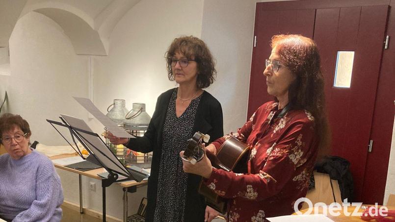 Der „Sitzweilgsang“ mit Inge Härtl (links) und Monika Kunz brachte sich wieder ins Programm des Nachmittags ein. Bild: Uli Sammet /exb