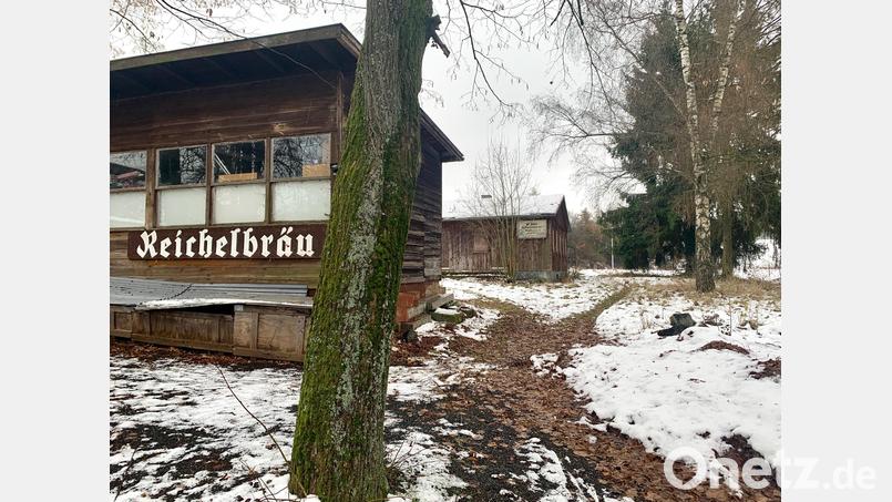 Auf dem Gelände südlich der Gaststätte &quot;Am Postkeller&quot; stehen stillgelegte Scheunen. Hier sollen ein Studentenwohnheim und ein neuer Kindergarten mit Kita für Weiden entstehen. Bild: Gabi Schönberger