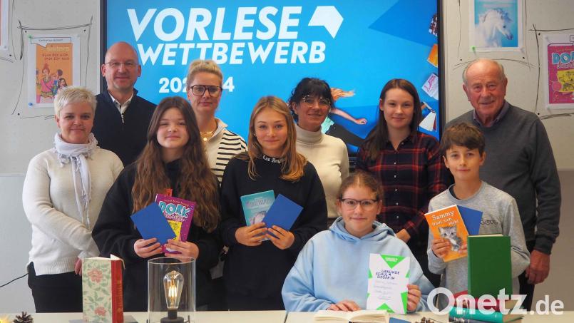 Katharina Heimerl (vorne, sitzend) ist die beste Vorleserin an der Fichtelnaabtal-Mittelschule Ebnath-Neusorg. Bild: Jessica Plannerer/exb