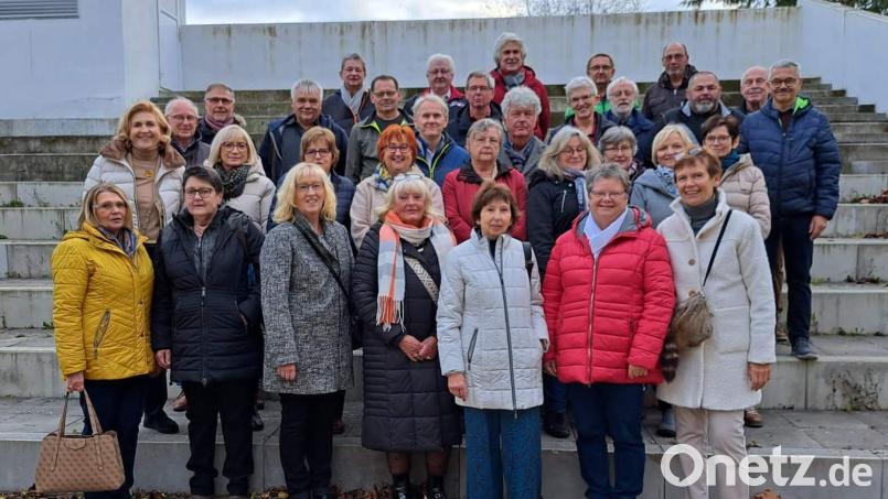 60 Jahre nach ihrer Einschulung kommen die Angehörigen des Jahrgangs 1956/57 zu einem Klassentreffen zusammen. Organisiert haben es Anita Ritz (vorn, Zweiter von rechts), Günter Heidl (dritte Reihe, rechts) und Brigitte Schwarz. Bild: u