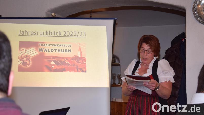 Vorsitzende Birgit Bocka ließ das Vereinsjahr der Trachtenkapelle Waldthurn Revue passieren. Bild: fla