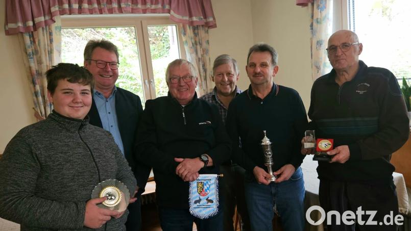 Die Mitglieder des Kleintierzuchtvereins Niedermurach punkten mit ihren Kaninchen bei einer Tischbewertung. Bild: Fuchs/exb