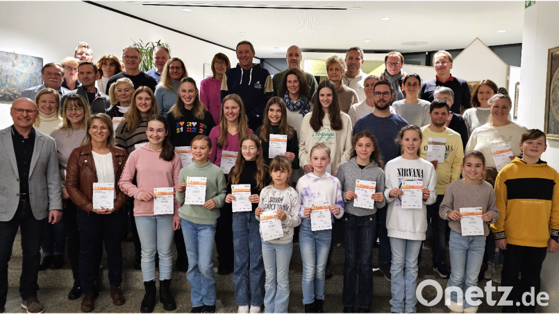 TG-Vorsitzender Wolfgang Rahm und Margit Friedl (vorne, von links) gratulierten den Sportlern und überreichten ihnen das bestandene Sportabzeichen. Bild: TG Tirschenreuth/exb