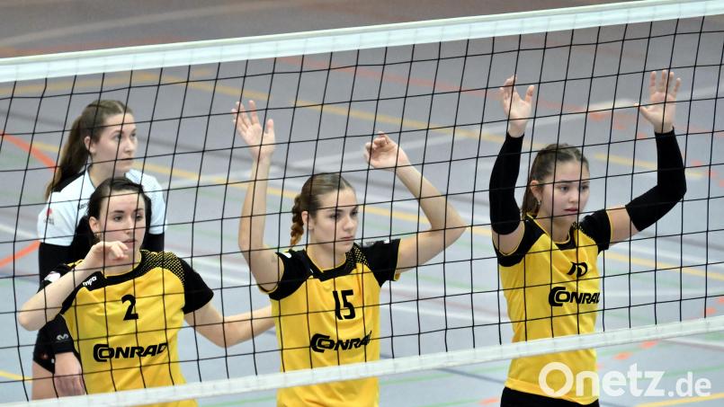 Elisabeth Kiehn, Emma Peter und Lorena Tilgen vom SV Hahnbach erwarten am Netz den Aufschlag der Gegnerinnen. Die Oberpfälzerinnen siegten beim Vorletzten TV Fürth mit 3:1. Archivbild: Hubert Ziegler