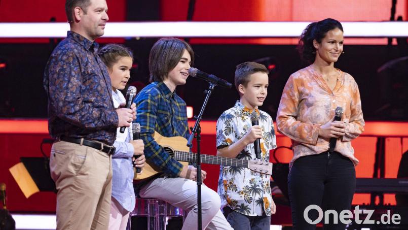 Das war am Samstagabend in der Aufzeichnung nicht zu sehen: Vater Tobias und Mutter Ulrike durften zu Veronika, Moritz (Mitte) und Xaver mit auf die Bühne. Gemeinsam sangen sie das Lied „Amazing Grace“. Bild: Sat.1/Richard Hübner