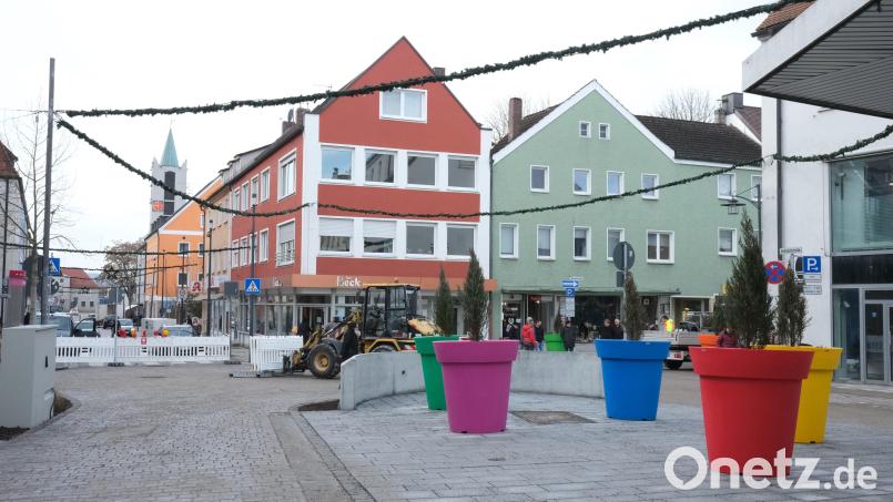 Blick auf den neu gestalteten Schlesierplatz in Schwandorf: Ruhezonen, Barrierefreiheit und ein gleichberechtigtes Nebeneinander von Autofahrern, Radfahrern und Fußgängern sollen an dieser Stelle die Aufenthaltsqualität erhöhen. Bild: Hirsch