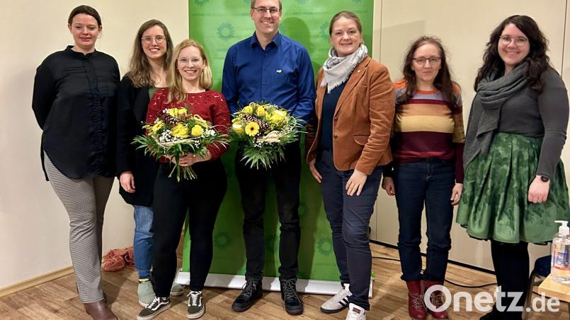 Merten Niebelschütz führt weiter den Bezirksverband der Grünen als Co-Vorsitzender mit dem Vorstandsteam (von links) Madeleine Schneider, Theresa Eberlein, Hannah Quaas, Tina Winklmann, Anne Droste und Nicole Brock. Bild: Laura Weber