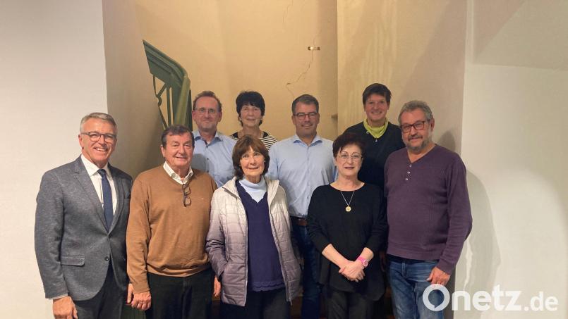 Bürgermeister Franz Stahl mit dem Team des Fördervereins Porzellan- und Kachelmuseum, Christian Münch, Lise Wurm, Herta Bayreuther, Jan Supguth und Franz Trottmann (von links). Bild: Förderverein Porzellan- und Kachelmuseum/exb