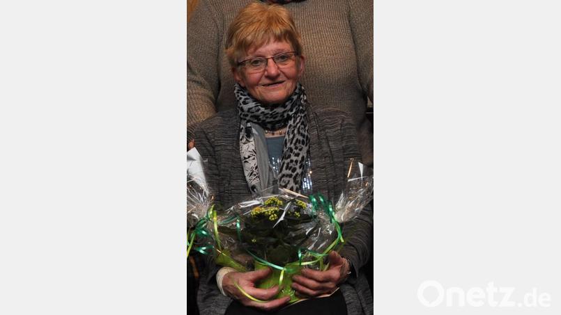 Rita Scholz wird für ihr jahrzehntelanges ehrenamtliches Engagement als Seniorenkreisleiterin mit dem goldenen Kronenkreuz ausgezeichnet. Es ist die höchste Auszeichnung des Diakonischen Werks. Archivbild: dob