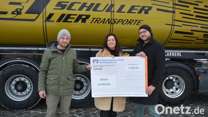 Die Geschäftsführer Bernhard Schuller (links) und Sergej Lier vom gleichnamigen Zirkenreuther Transportunternehmen übergaben an Aktion-Lichtblicke-Schirmherrin Claudia Grillmeier eine Spende in Höhe von 1500 Euro. Bild: jr