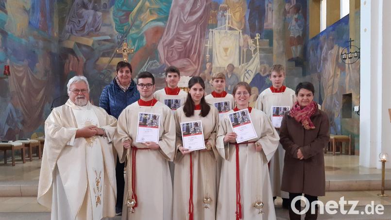 In Oberwildenau werden die langjährigen Ministranten mit einem Dank für ihren Dienst am Altar verabschiedet. Bild: Silvia Ippisch/exb