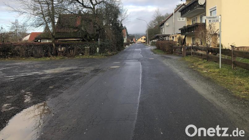 Dass die Sanierung der Dorfstraße dringend erforderlich ist, zeigen die vielen Reparaturstellen auf der Fahrbahn, die durch Triebendorf führt. Bild: wro