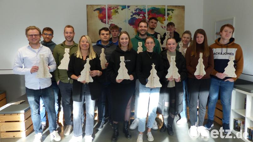 Für den Adventskalender &quot;24 gute Taten&quot; engagieren sich (von links) die Lehrkräfte Thomas Feyrer, Simon Hambeck, Patrick Beck, stellvertretende Schulleiterin Doris Ernsberger sowie Schülerinnen und Schülern der 12. Klasse Kaufleute im E-Commerce am Beruflichen Schulzentrum Sulzbach-Rosenberg. Bild: Berufliches Schulzentrum Sulzbach-Rosenberg/exb