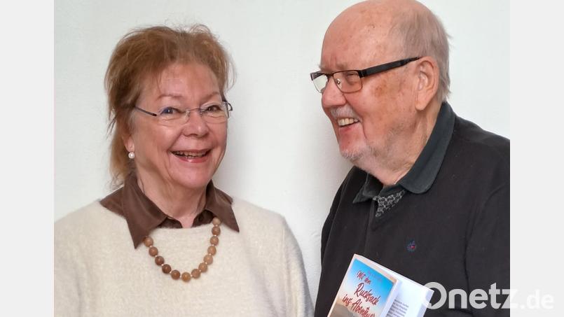 Horst Kießling bewundert seine Frau dafür, wie schnell sie zu wildfremden Menschen so gute Kontakte aufbaut, dass diese sich ihr offenbaren. Das spiegelt sich in dem neuen Reisebuch der Marktredwitzer wider. Bild: Brigitte Gschwendtner/fph