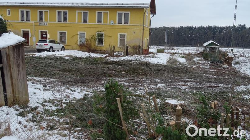 Auf einem Grundstück vor dem Freihölser Bahnhof sind Bäume und wild wachsendes Gestrüpp gerodet worden. Die Fläche wird im kommenden Jahr zu einem Kinderspielplatz umgestaltet. Verbunden damit ist jetzt die Frage: Findet sich endlich jemand, der das seit vielen Jahren marode Bahnhofsgebäude saniert? Bild: Houschka