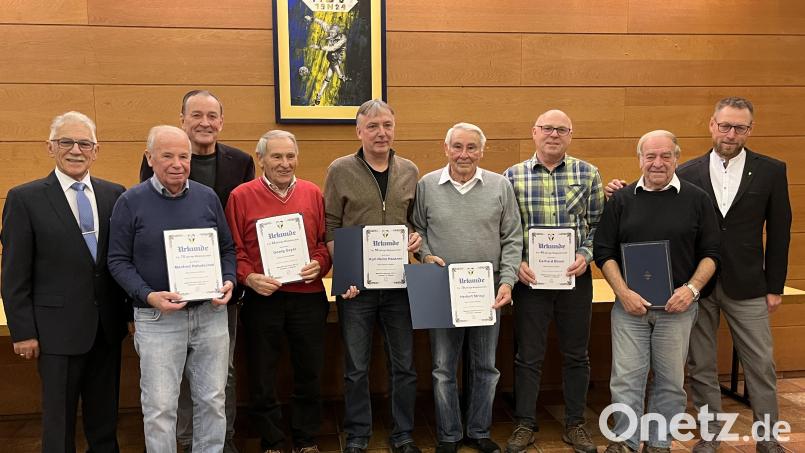Der ASV Neustadt ehrt Manfred Hubatschek (Zweiter von links), Georg Geyer, Karl-Heinz Hausner, Herbert Striegl, Gerhard Bauer und Werner Schmid (Vierter bis Achter von links) für langjährige Mitgliedschaft. Vorsitzender Juan Vilas (links), Dritter Bürgermeister Heribert Schubert (Dritter von links) und zweiter Vorsitzender Michael Vogl (rechts) gratulieren. Bild: Renate Zupfer-Vilas/exb