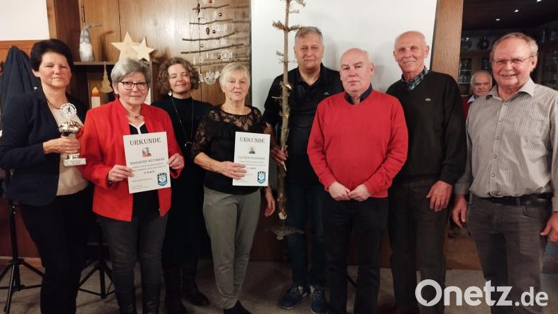 Bei der Nordic-Walking-Abteilung des TSV Pressath stehen Ehrungen an (von links): die Walkerin des Jahres Karin Kroher (mit Pokal), die Trainingsfleißigsten Marianne Wittmann und Hildegard Elstner (mit Urkunden) und die Trainer. Bild: Irmgard Graser/exb