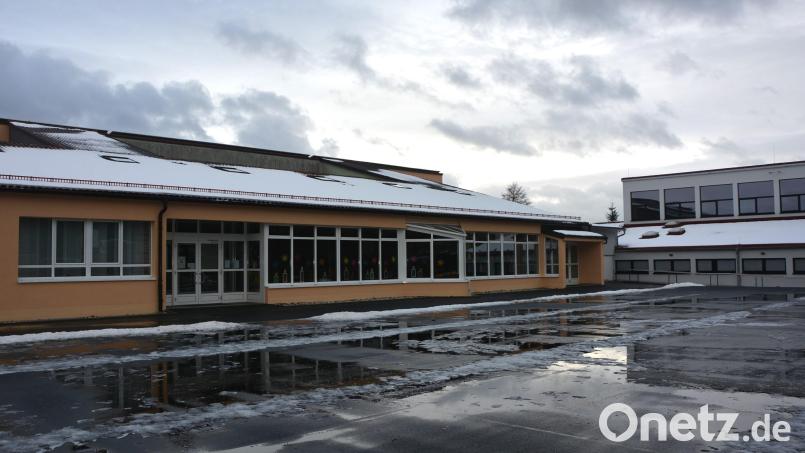 In die Grundschule Bad Neualbenreuth (Bild) soll das Kinderhaus „Tillenzwerge“ integriert werden. Derzeit laufen Abstimmungsgespräche und die Planungen. Rechts die Schulturnhalle, die vor einiger Zeit saniert wurde. Bild: jr