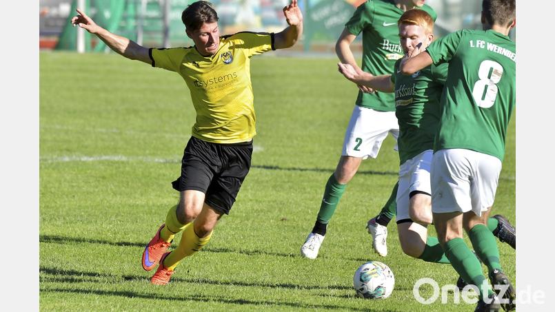 Der FC Amberg (links Yannik Haller) will in der Frühjahrsrunde Vollgas geben. Bild: Hubert Ziegler