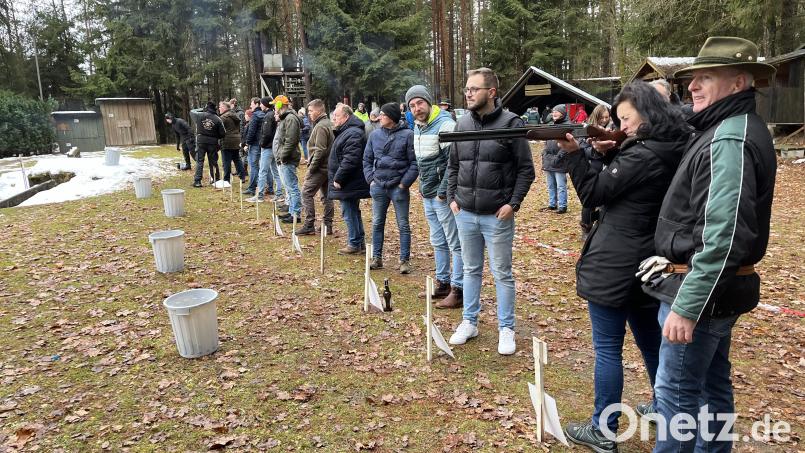 Schützenmeister Bernhard Ott (rechts) freut über die gute Beteiligung beim Truthahnschießen. Mit dem Schrotgewehr machen sich die Teilnehmer auf die Jagd nach dem Weihnachtsbraten. Bild: mor