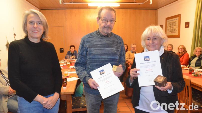 Irene Fritz (links) ehrt Uwe Müller und Edith Baldauf. Bild: Kunz