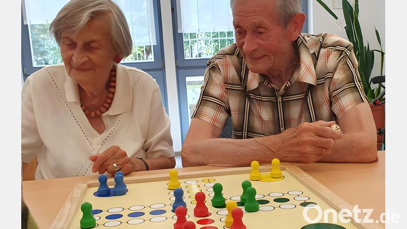 &quot;Mensch ärgere dich nicht&quot; ist nur eines von vielen Spielen, die jeden Dienstagvormittag in der Sozialstation ausgepackt werden. Bild: Ökumenische Sozialstation Sulzbach-Rosenberg/exb