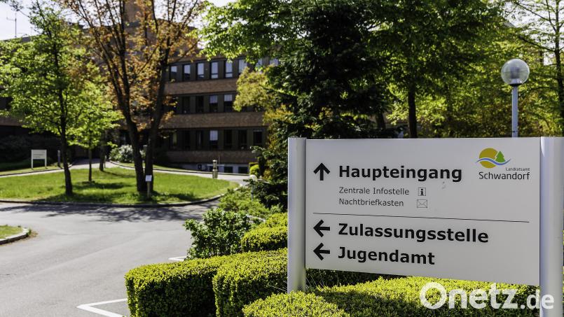 Knapp die Hälfte der Mitarbeiter am Schwandorfer Landratsamt (Bild) sind über 50 Jahre alt. Der Beamtenbund hat die Altersstruktur an Behörden und Verwaltungen ausgewertet. Archivbild: Hösamer