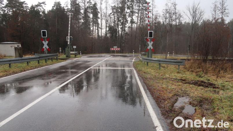 In Vilseck hat ein Unbekannter die Schranke am Bahnübergang Triebstraße angefahren. Bild: rha
