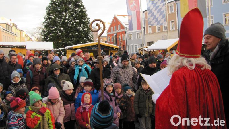Auch der Nikolaus besucht den Weihnachtsmarkt in Hirschau. Bild: bij