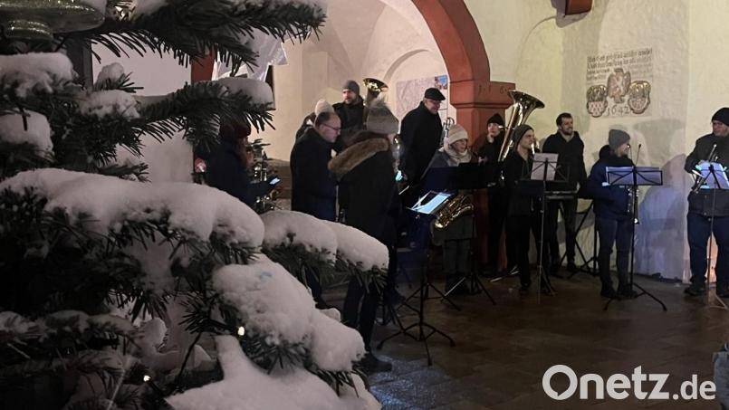 Die Marktredwitzer Blasmusik spielte vor dem Historischen Rathaus traditionelle Weihnachtslieder. Bild: Stadt Marktredwitz/exb