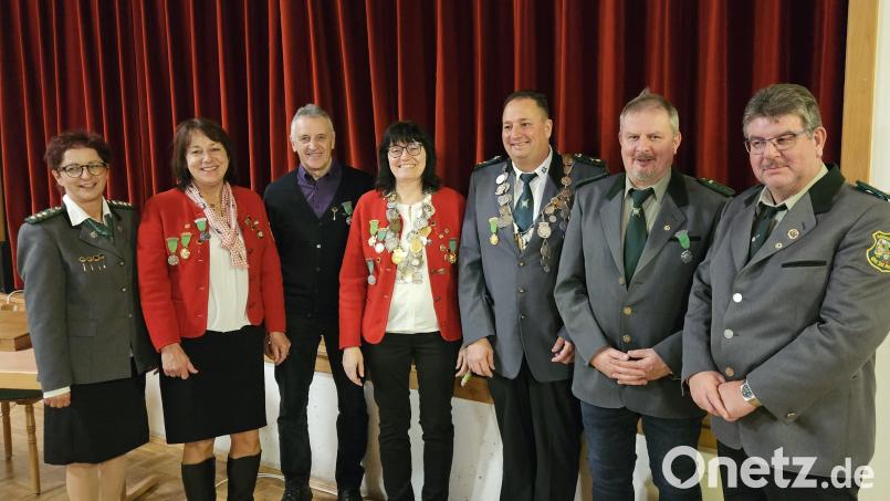 Der Schützenverein Gut Ziel Seugast kürt seine neuen Würdenträger (von links): Annette Rauscher (Erste Schützenmeisterin), Inge Siegert (Zofe), Hermann Graf (Ritter), Edith Prösl (Schützenliesl), Martin Peter (Schützenkönig), Heinrich Schwirzer (Ritter) und Johannes Rupprecht (Zweiter Schützenmeister). Bild: Sabrina Peter/exb