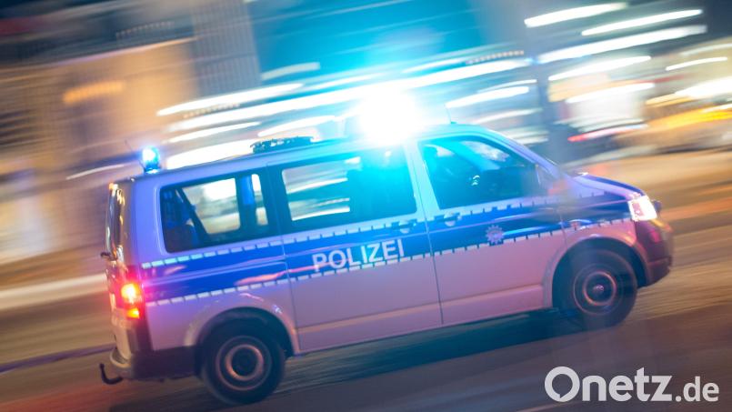 Die Polizei fahndet erfolgreich nach zwei Unfallflüchtigen in Weiden. Symbolbild: Patrick Seeger/dpa